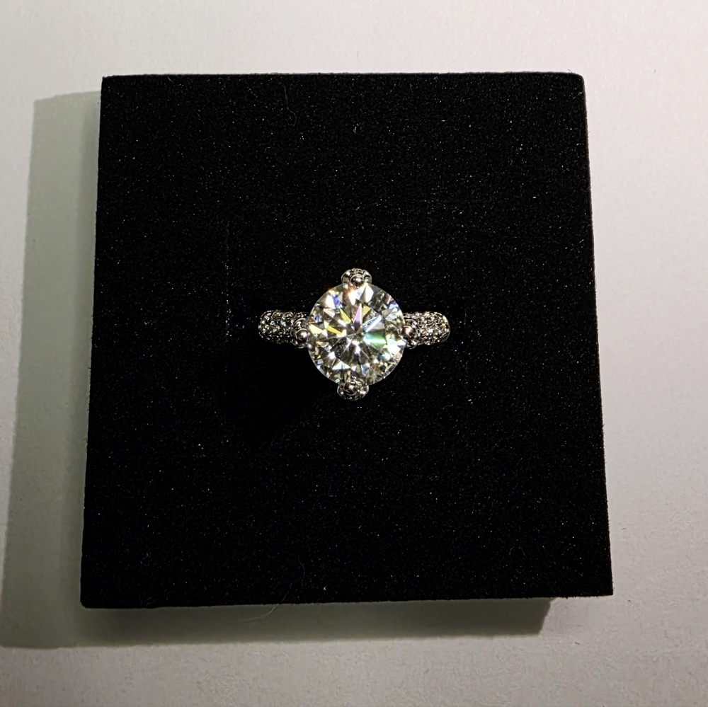 Elegant Silver 2CT SIZE7 Moissanite Ring